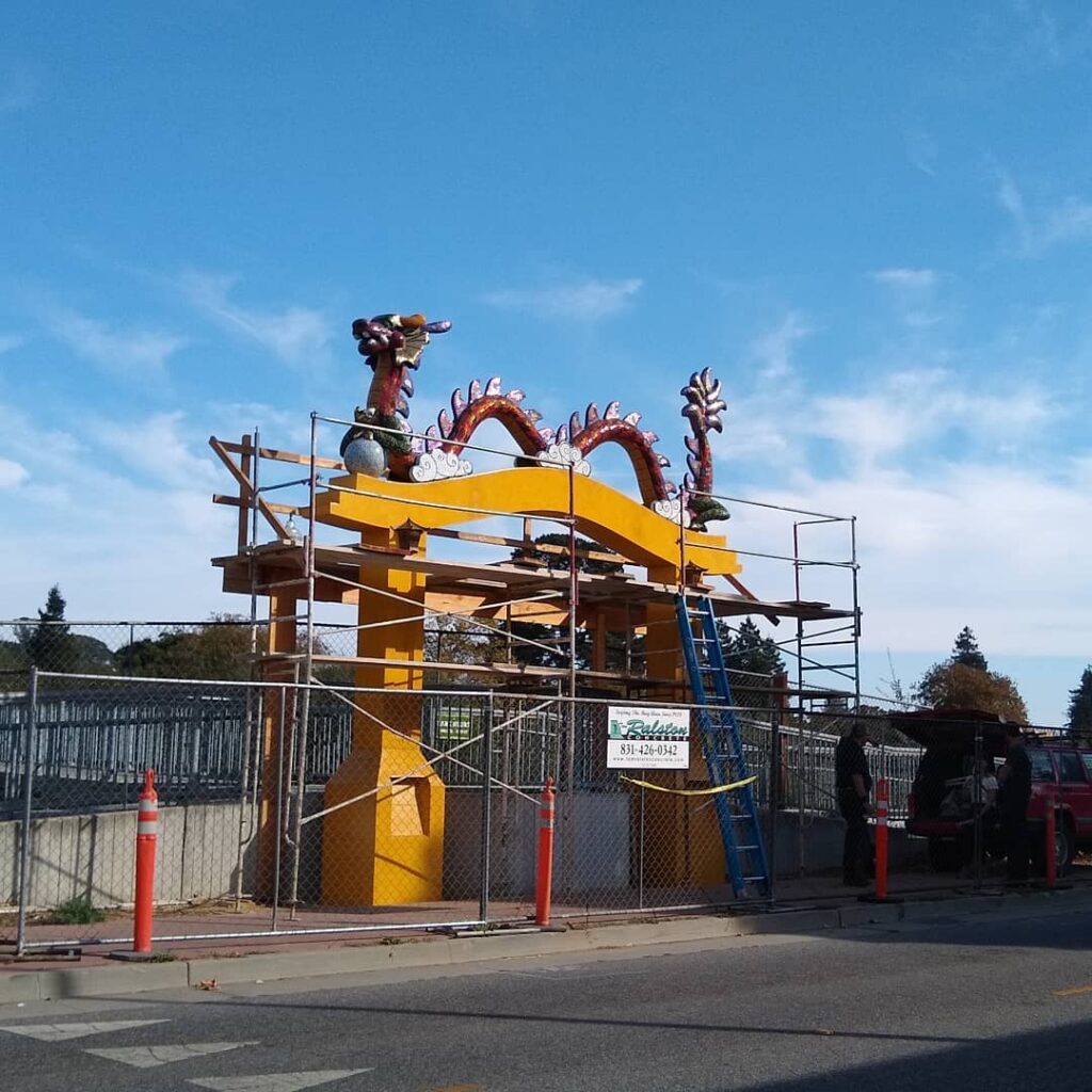 The installed dragon upon the arch.